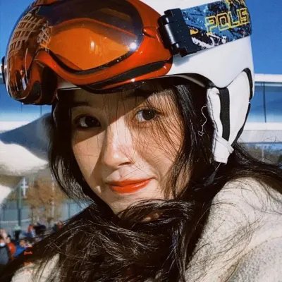 芒果和红色轮椅